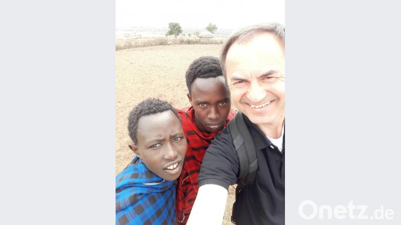 Für ein Selfie mit den Maasai-Jugendlichen in ihrem Dorf hat Pfarrer Rupprecht immer Zeit. Bild: Rupprecht/exb
