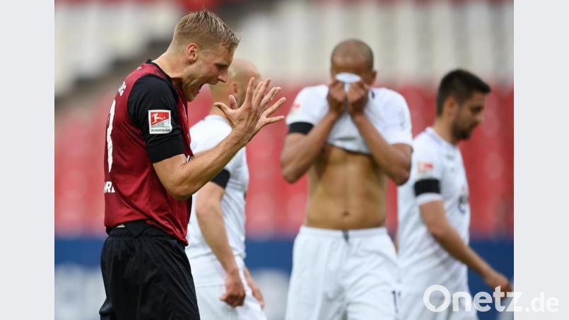 Das gibt&#039;s doch nicht: Hanno Behrens (links) vom 1. FC Nürnberg ärgert sich im Aue-Spiel über eine vergebene Chance. Bild: Matthias Hangst/dpa