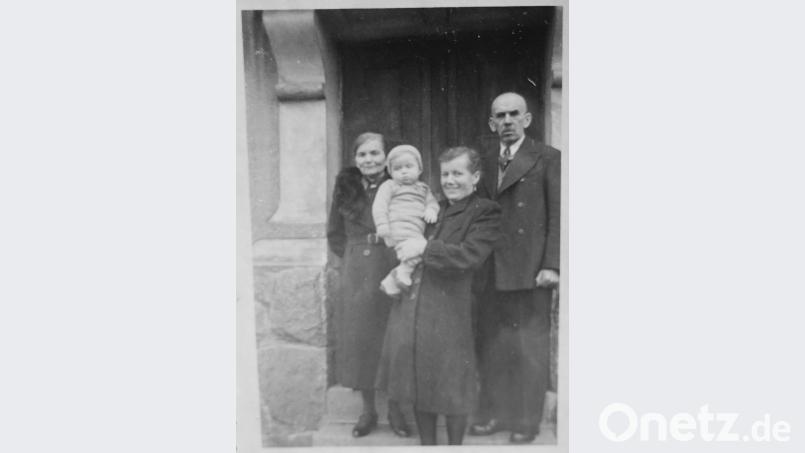 Familienfoto: Oma Franziska, Siegfried Fuchs auf dem Arm seiner Mutter Anna und Opa-Fuchs. Siegfried Fuchs erinnert sich an die Nachkriegszeit. Archivbild: Siegfried Fuchs/exb