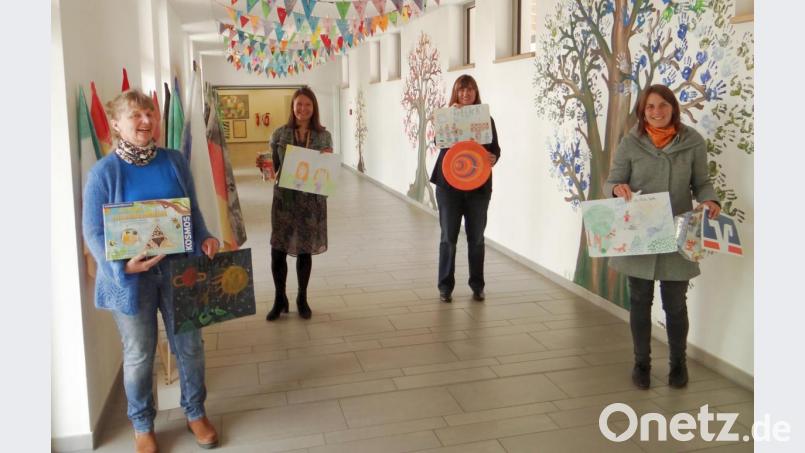 Die Jury, bestehend aus den Lehrkräften Silvia Maul und Anja Purrer, und die Konrektorin der Pestalozzi-Grundschule Claudia Hammer nehmen die Preise von der Vertreterin der Raiffeisenbank Sulzbach-Rosenberg eG Stephanie Fuchs (von links) entgegen. Bild: exb