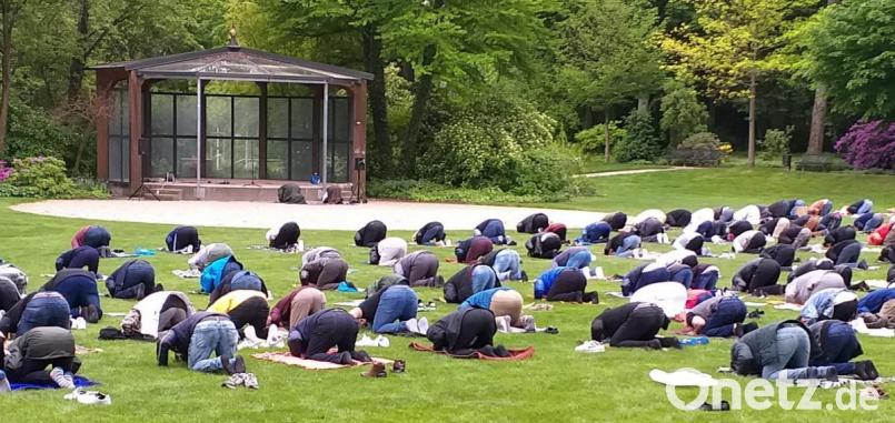 Die Muslime von Weiden trafen sich am Sonntag zum gemeinsamen Gebet im Max-Reger-Park. Bild: exb