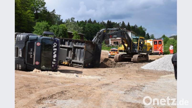 Der Lastwagen kippte beim Abladen in Malsbach auf die Seite. Bild: bö