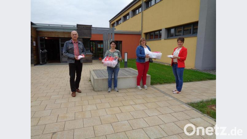 Bürgermeister Walter Schauer und Bürgermeisterin Sonja Meier (rechts) freuen sich über die selbstgenähten Masken von Regina Braun und Monika Borowski. Bild: amö