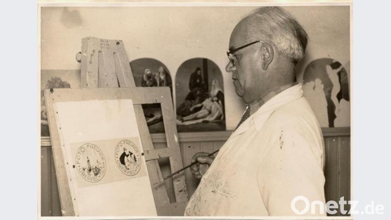 Lorenz Lehner 1953 in seinem Atelier in der Karfreitagsgasse. An der Staffelei entwarf er Embleme für den neu gegründeten Verein der Fotofreunde. Bild: lg