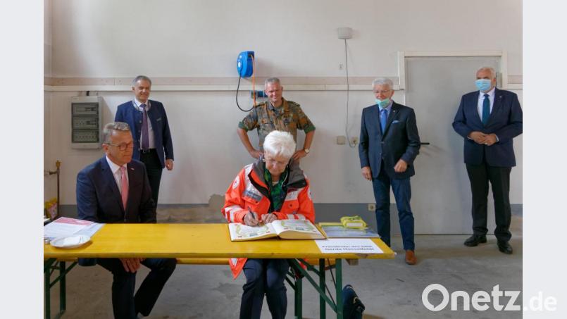 Eintrag ins Goldene Buch unter Coronabedingungen mit Sicherheitsabstand: Landrat Roland Grillmeier, Bundeswehr-Generalarzt Dr. Bruno Most, BRK-Präsident Theo Zellner und BRK_Landesgeschäftsführer Leonhard Stärk (stehend von links) sowie Bürgermeister und BRK-Kreisvorsitzender Franz Stahl und DRK-Präsidentin Gerda Hasselfeldt (sitzend von links). Bild: tr