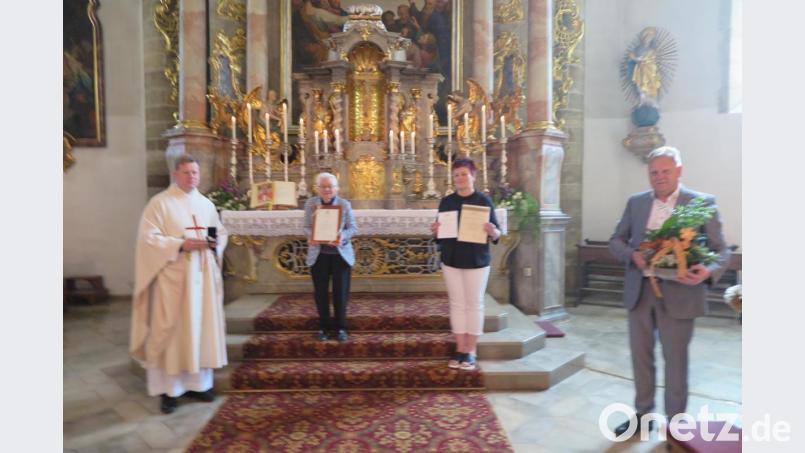 Stadtpfarrer Thomas Kraus (links), Kirchenpfleger Reinhard Herr und PGR Sprecherin Sigrid Reger-Scharf (von rechts) verabschiedeten Maria Fick und ehrten sie für ihre langjährige kirchenmusikalische Tätigkeit. Bild: jzk