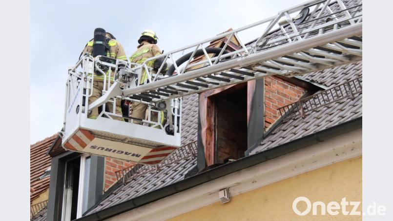 Am Montagvormittag hat es in Regensburg in einer Wohnung gebrannt. Die Feuerwehr verhinderte ein Übergreifen des Feuers auf den Dachstuhl Bild: Alexander Auer