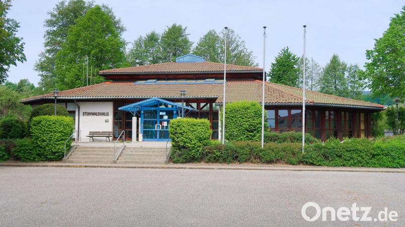 Die in die Jahre gekommene Steinwaldhalle erfordert im Haushaltsjahr 2020 einen finanziellen Kraftakt des Erholungsortes Friedenfels. Eine Generalsanierung mit Kosten von 550.000 Euro sahen die Mitglieder des Gemeinderates als unausweichlich. Bild: bsc