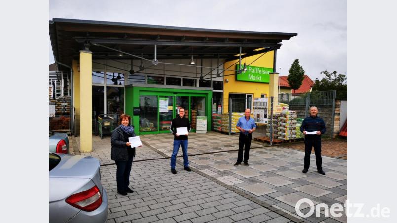 Die ersten Unterschriften präsentierten (von rechts) die Markträte Albert Gollwitzer, Albert Grießl, dritter Bürgermeister Bernd Reil und Vorsitzende Karin Stahl am Raiffeisenmarkt. Bild: gz