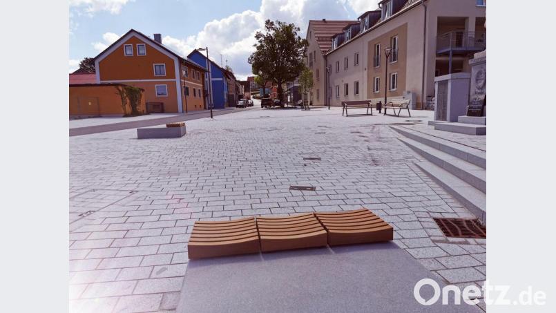 Bänke und Sitzschalen laden am Tillyplatz zum Entspannen ein. Bild: gz