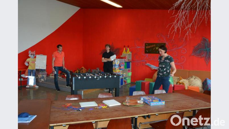 Im künftigen Raum für die Nachmittagsbetreuung ist zurzeit noch „Marions Mensa“ untergebracht. Die Decke soll abgehängt und die Wände gedämmt werden, wünschte sich Schulleiterin Johanna Reger (rechts) bessere akustische Bedingungen. Bild: jr