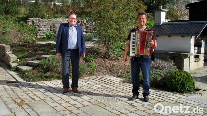 Theo Bauer (links) hat in insgesamt 36 Jahren, davon knapp 26 Jahre als amtierender Bürgermeister, ein erfolgreiches Stück an der kommunalpolitischen Geschichte der Gemeinde Nagel mitgeschrieben. Der Nageler Musiker Michael Ponader huldigt ihm zum Dank für seine Arbeit und seine Erfolge für die Gemeinde Nagel mit einem selbst geschriebenen „Kräuterdorfsong“. Bild: kkl