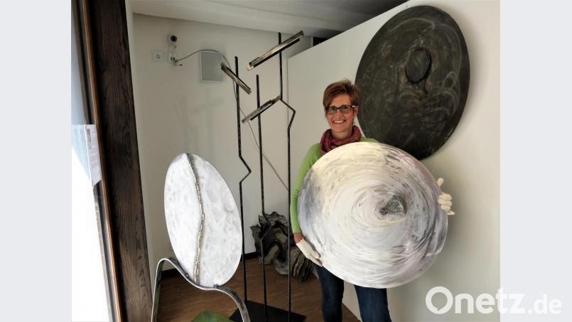 Die freischaffende Künstlerin Regina Zrenner liebt es, großflächige Werke aus Metall zu erschaffen. Im Kunsthaus zeigt sie sechs ihrer beeindruckenden Arbeiten. Bild: ubb