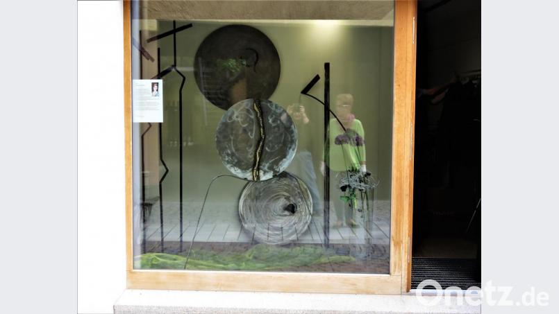 Das Kunsthaus-Schaufenster bietet nun zum dritten Mal Kunst aus der Region. Diesmal können sich Vorbeikommende Metallkunst von Regina Zrenner aus Waldsassen anschauen. Bild: ubb