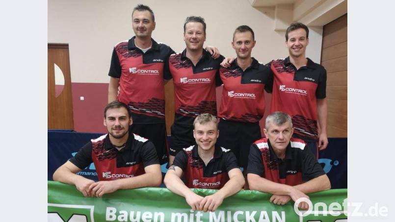 Die Herren I mit Lubomir Kriz, Alois Spitzer, Sebastian Thurn, Jan Kudrna (hintere Reihe von links), David Kiener, Christian Brabec und Damir Prstec (vorne von links) steigen in die Verbandsliga auf. Es fehlt Tim Ficht. Das Mannschaftsbild wurde bereits vor der Corona-Pandemie aufgenommen. Bild: tob