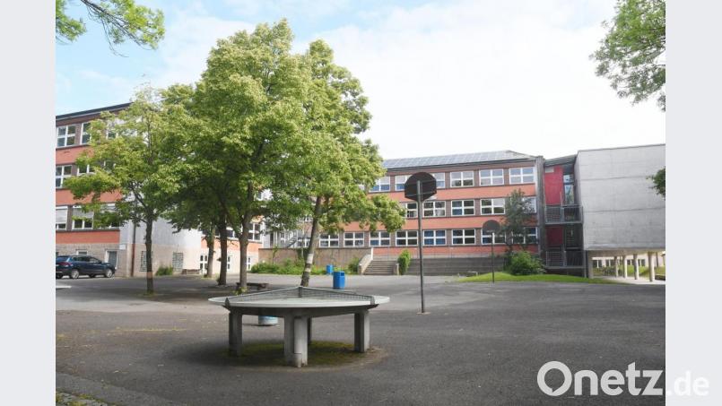 Blick in den Pausenhof der Pestalozzi-Mittelschule. Ringsum wird sich in den nächsten Jahren viel verändern. Bild: Gabi Schönberger