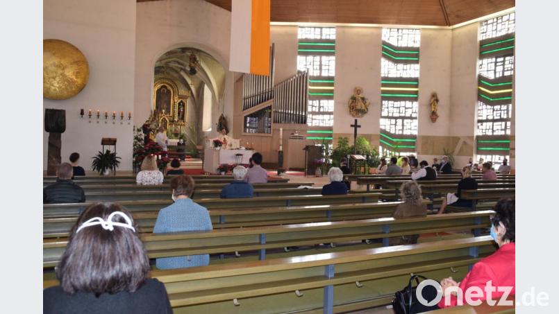 Wer hätte sich vor wenigen Wochen noch einen derart schwach besuchten Kirchweihgottesdienst vorstellen können? Aber in dieser Zeit ist alles etwas anders und trotzdem waren auch etliche Jugendliche zum Mitfeiern der Messe zusammen mit Pfarrvikar Christian Preitschaft gekommen. Bild: swo