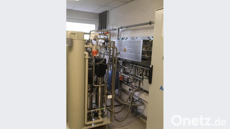Ohne die Umkehrosmose geht nichts. Die Reinstwasseraufbereitungsanlage produziert maximal 3000 Liter destilliertes Wasser pro Stunde. Bild: KfH-Nierenzentrum Weiden