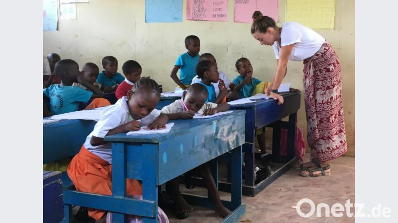 Während eines sechswöchigen Praktikums unterrichtete Magdalena Schneider (rechts) Kinder an der &quot;Precious Hope School&quot;. Nun bittet die 22-jährige Neunburgerin um Spenden, damit die Bildungsarbeit in Kenia weitergehen kann. Bild: Magdalena Schneider/exb