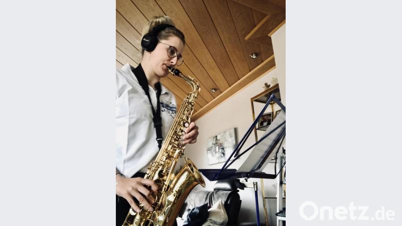 Magdalena Riedl spielt normalerweise Saxophon beim Waldthurner Blechhaufen. Auch sie hat eine Aufnahme abgeliefert. Bild: fla