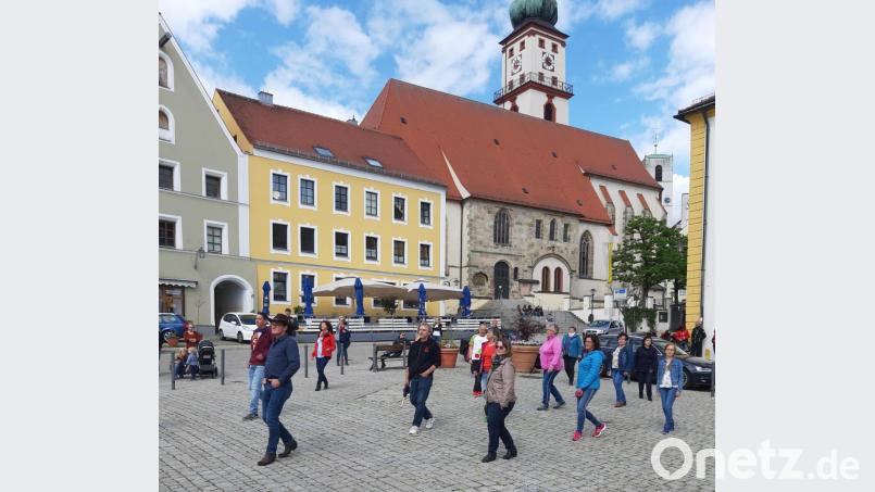 Der Linedance-Flashmob auf dem Luitpoldplatz brachte Bewegung in die Innenstadt. Bild: kök