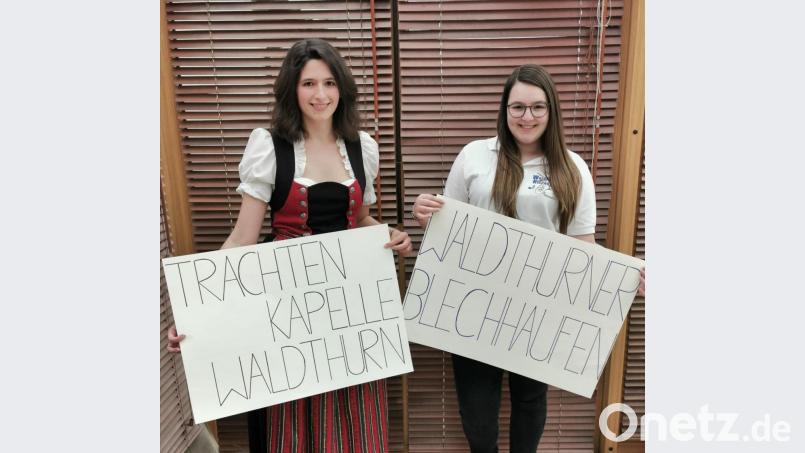 Die Trachtenkapelle Waldthurn und der Waldthurner Blechhaufen, vertreten durch die Schwestern Julia (links) und Annika Pankotsch (rechts), machen gemeinsam Musik - und &quot;erarbeiten&quot; im Home-Office Musikstücke. Bild: fla
