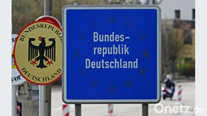 Grenzschilder in Waidhaus am Grenzübergang nach Tschechien. Bild: Armin Weigel/dpa