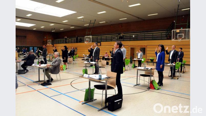 Eine Atmosphäre der besonderen Art: In der Dreifachsporthalle der Krötensee-Mittelschule in Sulzbach-Rosenberg leisteten am Montagnachmittag 25 neue Kreistagsmitglieder für die Wahlzeit von 2020 bis 2026 ihren Amtseid – im Vordergrund die Fraktionen von CSU und Junger Union. Bild: Stephan Huber