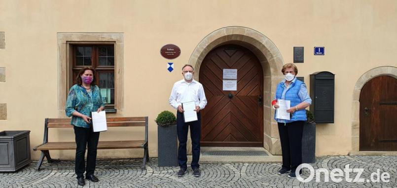 Petra Melchner, Gerhard Pappenberger und Anneliese Rauh (von links) brachten die 794 Unterschriften persönlich im Rathaus vorbei. Bild: sne