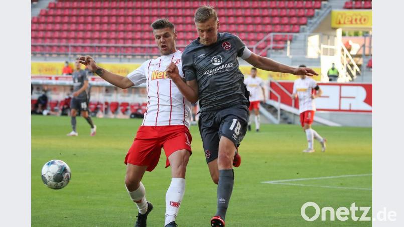Erik Wekesser von Regensburg und Hanno Behrens von Nürnberg (l-r.) in Aktion. Foto: Daniel Karmann/dpa-Pool/dpa Bild: Daniel Karmann