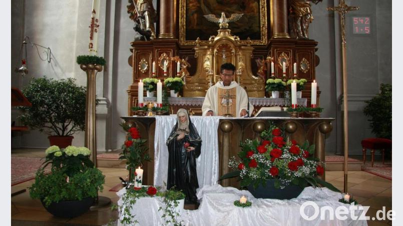 Den Gottesdienst am festlich geschmückten Altar feierte Pfarrer Joseph. Bild: wro