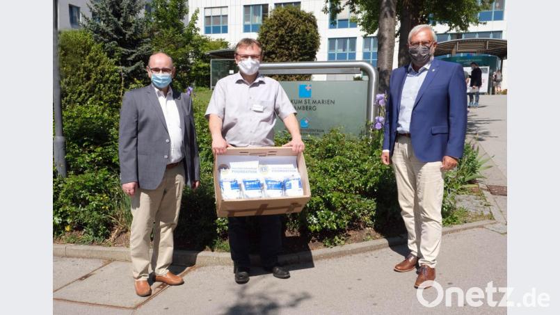 Hans Fürnkäs (links), der Schatzmeister des Lions-Club Amberg-Sulzbach, und Präsident Peter Rückerl (rechts) übergeben die Masken an den Amberger Klinikumsvorstand Manfred Wendl (Mitte). Bild:  Klinikum/Dietl/exb