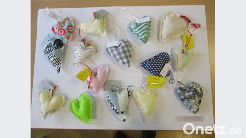 Die Näh-Kids aus Moosbach schickten liebe Grüße in Form von Stoffherzen ins Seniorenheim. Bild: dob