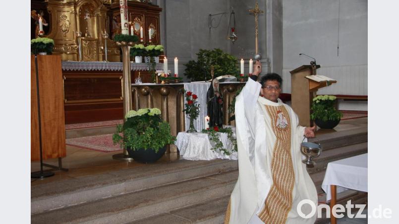 Nach den Gottesdiensten segnete Pfarrer Joseph die Ritarosen und die anderen Devotionalien. Bild: wro