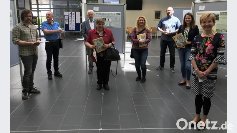 Eine deutsch-tschechische Jury bewertet von Schülern der FOS/BOS Weiden gestaltete Layouts für einen historischen Rundweg an der Bärnauer Grenze. Bild: cr