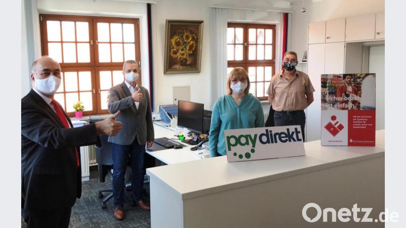 Daumen hoch bei Sparkassenvorstand Josef Pflaum, Bürgermeister Andreas Wutzlhofer, Mitarbeiterin Gabriele Frischholz von der Stadtkasse und Stadtkämmerer Rainer Dötsch für bargeldloses Zahlen im Rathaus. Bild: dob