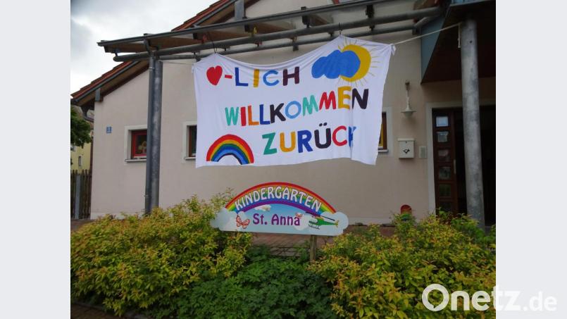 Wie sehr sich die Erzieherinnen des Kindergartens St. Anna auf das Wiedersehen mit den Mädchen und Buben freuten, zeigte ein „Herzlich willkommen“-Banner beim Eingang. Bild: hl