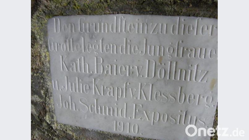 Die Gedenktafel an der rechten Seite der Lourdes-Grotte, die an die beiden Spenderin erinnert. Bild: sl