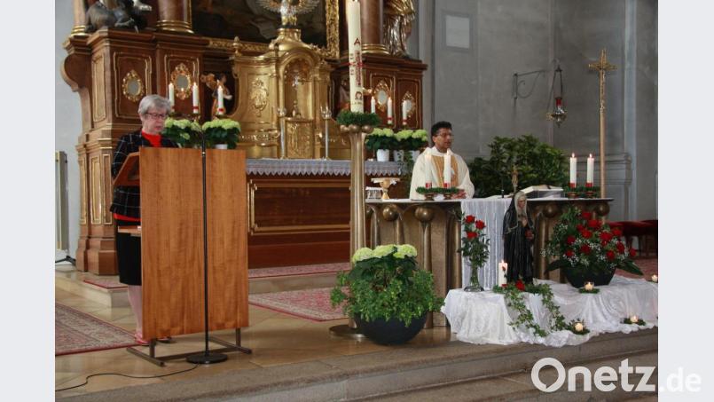 Auf die sonst große Ministrantenschar musste Pfarrer Joseph diesmal verzichten. Der Geistliche wurde lediglich von der Lektorin Karin Ernstberger am Ambo unterstützt. Bild: wro