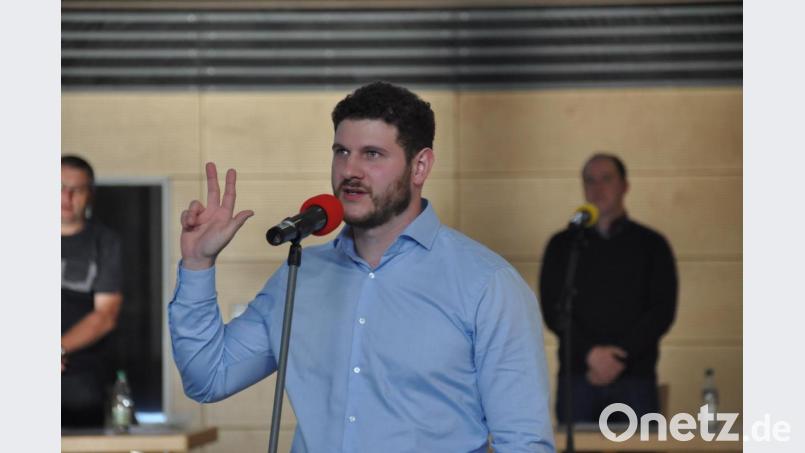 Zwei Wochen nach seinen Gemeinderatskollegen legte auch Jan-Michael Fischer den Amtseid ab. Bild: ak