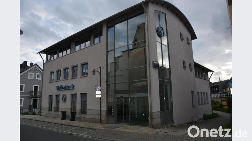 Im ehemaligen Volksbankgebäude sollen heuer mit Beginn des neuen Kindergartenjahres im September eine neue Kinderkrippe (zwei Gruppen) Einzug halten. Zuvor sind Umbau- und Sanierungsarbeiten für rund 100.000 Euro nötig. Die Stadt spart sich im Vergleich zum früheren Standort in der Zanklgartenstraße rund 300000 Euro. Bild: jr