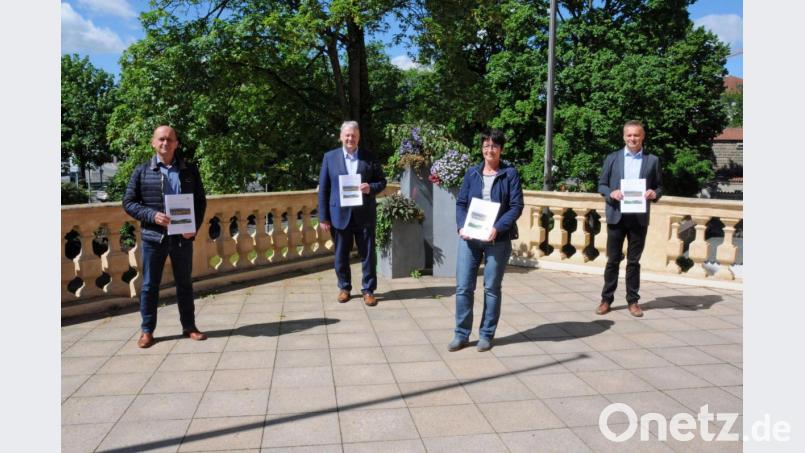 Bernhard Lederer, Irmgard Dietl und Eckhard Pfab (von links) haben den neuen Grundstücksmarktbericht für den Landkreis Amberg-Sulzbach auf 27 Seiten zusammengefasst. Nun konnten sie das gebundene Werk an Landrat Richard Reisinger (Zweiter von links) übergeben. Bild: Christine Hollederer/exb