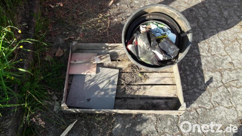 Diesen Müll hat jemand im Container für Grünschnitt beim Riedener Freibad entsorgt. Doch da gehört er nicht hin. Bild: sam