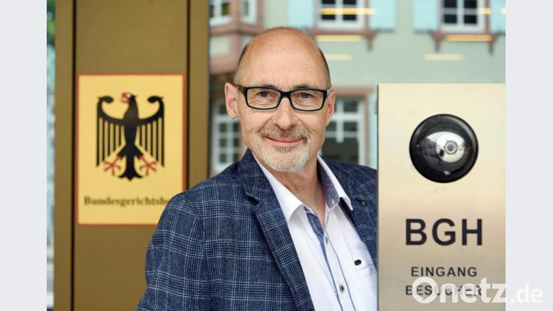 Herbert Gilbert, Kläger gegen den Autobauer VW im Dieselskandal, steht vor dem Bundesgerichtshof (BGH). Laut dem Urteil ist Volkswagen grundsätzlich verpflichtet vom Dieselskandal betroffenen Autobesitzern Schadenersatz zu bezahlen. Klagende Käufer, die das Geld für ihr Auto zurückhaben wollen, müssen sich aber die gefahrenen Kilometer anrechnen lassen, entschied der Bundesgerichtshof (BGH) in Karlsruhe am Montag. Bild: Uli Deck/dpa