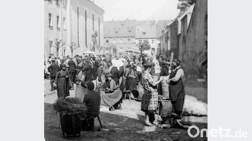 Der Kartoffelmarkt auf dem Paulanerplatz in den 1920er Jahren war ein Teil der Warendult. Archivbild: Stadtarchiv Amberg/exb