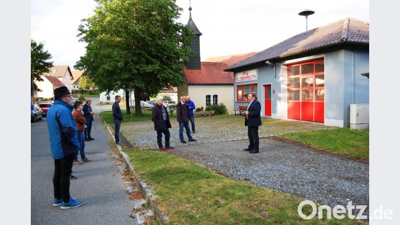 Bei einem Ortstermin in Klobenreuth beschäftigt sich der Haberländer Gemeinderat mit dem Umbau des Gerätehauses und mit dem Neubau einer Fahrzeughalle. Bild: sm