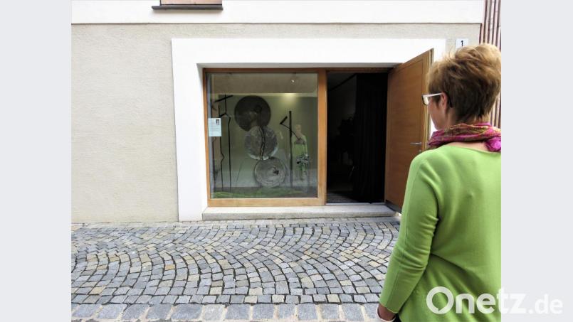 Fertig. Künstlerin Regina Zrenner ist zufrieden mit der &quot;kleinen Ausstellung&quot; im Kunsthaus-Schaufenster. Bild: ubb