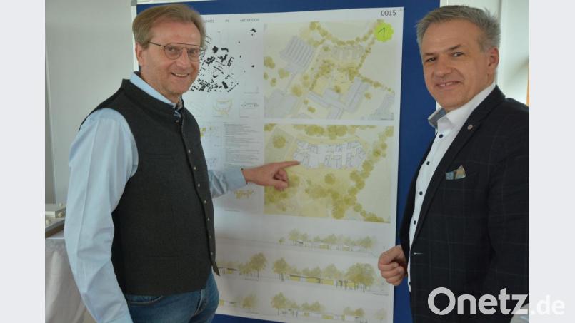 Lebenshilfe-Geschäftsführer Berthold Kellner (links) und Lebenshilfe-Vorsitzender Roland Grillmeier mit den Plänen für das Projekt. Bild: jr