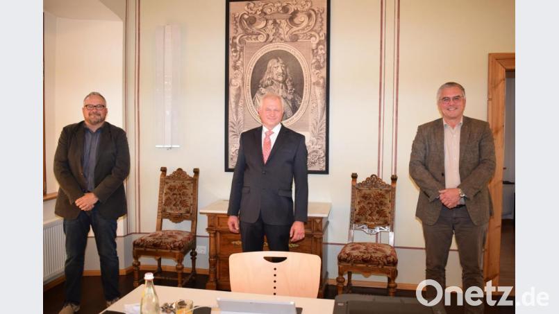 Nach zwölf Jahren an der Spitze des Zweckverbandes zur Wasserversorgung der Glaubendorfer Gruppe wurde Johann Müller (Mitte) in den Ruhestand verabschiedet. Zu seinen Nachfolgern wurden Bürgermeister Richard Tischler (rechts) und Armin Kiener (links) gewählt. Bild: bnr