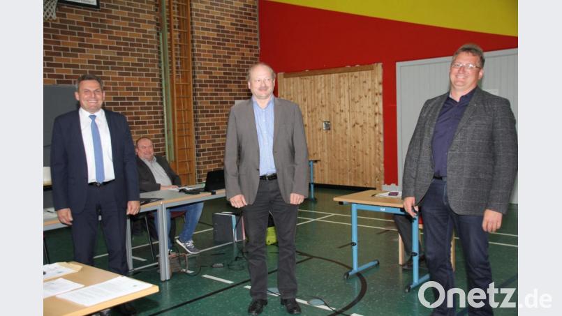 Als die beiden Stellvertreter von Bürgermeister Norbert Eckl (links) sind durch den Gemeinderat Robert Hechtl (zweiter Bürgermeister) und Adolf Schaller (dritter Bürgermeister) gewählt worden. Bild: frd